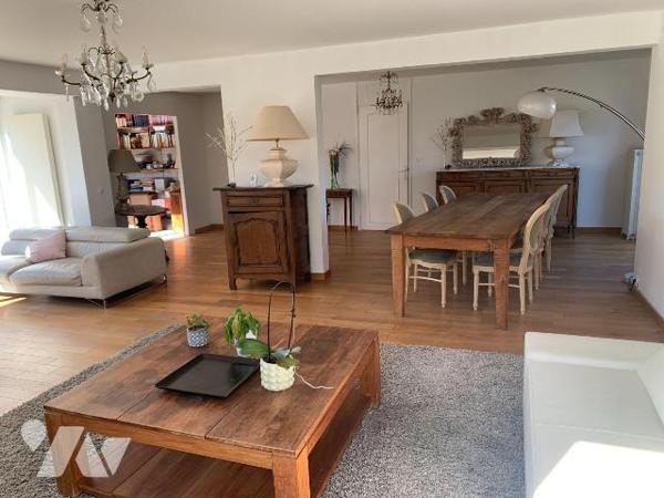 SAINT-SAULVE, secteur recherché, pavillon de plain pied offrant:
Hall d'entrée, vaste salon/sé...