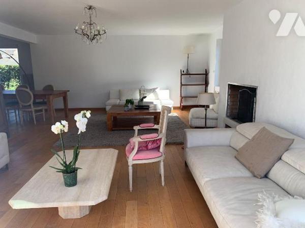 SAINT-SAULVE, secteur recherché, pavillon de plain pied offrant:
Hall d'entrée, vaste salon/sé...