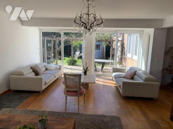 SAINT-SAULVE, secteur recherché, pavillon de plain pied offrant:
Hall d'entrée, vaste salon/sé...