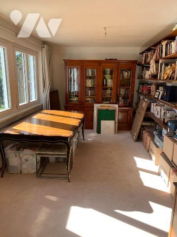 SAINT-SAULVE, secteur recherché, pavillon de plain pied offrant:
Hall d'entrée, vaste salon/sé...