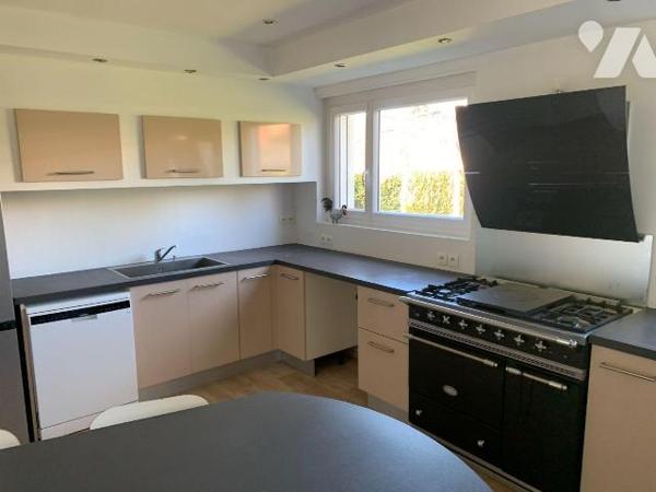 SAINT-SAULVE, secteur recherché, pavillon de plain pied offrant:
Hall d'entrée, vaste salon/sé...