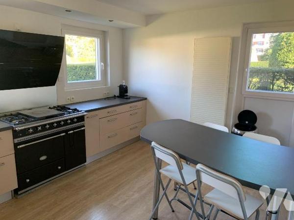 SAINT-SAULVE, secteur recherché, pavillon de plain pied offrant:
Hall d'entrée, vaste salon/sé...