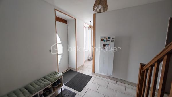 🏡 NOUVEAUTÉ À TORTERON (18) – CHARME DE L’ANCIEN & CONFORT MODERNE ✨
Située dans le département du Cher, la commune de Torteron offre un cadre de vie paisible et verdoyant, idéal pour les amoureux de nature et de tranquillité. 

✔ À seulement 23 km de Nevers
✔ École primaire à 5 minutes à pied
✔ Arrêt de bus à 100 mètres avec transports scolaires pour collège et lycée
✔ Environnement calme et agréable

🏠 Charmante maison des années 1870 – 123 m² habitables environ
Cette maison de caractère, répartie sur deux niveaux, allie le charme de l’ancien et le confort moderne.

🔹 Rez-de-chaussée

	• Entrée 
	• Cuisine ouverte sur salle à manger de 35 m² avec accès direct au jardin 
	• Salon chaleureux 
	• Salle d’eau avec douche à l’italienne 
	• WC indépendant 

🔹 Étage

	• Palier desservant 4 chambres de 11 m², 13 m², 11 m² et 13 m² 
	• WC 

🌳 Extérieurs

Sur un terrain de 809 m² entièrement clos et arboré, vous profiterez de :
	• Une agréable terrasse 
	• Une dépendance de 20 m² 
	• Une cour intérieure permettant le stationnement de 2 véhicules 
	• Une borne de recharge pour véhicule électrique ⚡ 

🔥 Confort et équipements

	• Poêle à granulés installé en 2020 
	• Radiateurs électriques 
	• Ballon d’eau chaude électrique de 150 litres 
	• Huisseries en double vitrage 
        • Tous à l'égout
        • Fibre

❤️ Une maison pleine de charme, idéale pour une famille en quête de calme et d’authenticité, tout en bénéficiant d’équipements modernes.
📞 À visiter sans tarder !

Photos supplémentaires disponibles sur BSK IMMOBILIER > Nos conseillers > Julien LELONG.
Informations annonce:
