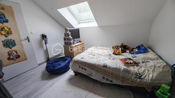 🏡 NOUVEAUTÉ À TORTERON (18) – CHARME DE L’ANCIEN & CONFORT MODERNE ✨
Située dans le département du Cher, la commune de Torteron offre un cadre de vie paisible et verdoyant, idéal pour les amoureux de nature et de tranquillité. 

✔ À seulement 23 km de Nevers
✔ École primaire à 5 minutes à pied
✔ Arrêt de bus à 100 mètres avec transports scolaires pour collège et lycée
✔ Environnement calme et agréable

🏠 Charmante maison des années 1870 – 123 m² habitables environ
Cette maison de caractère, répartie sur deux niveaux, allie le charme de l’ancien et le confort moderne.

🔹 Rez-de-chaussée

	• Entrée 
	• Cuisine ouverte sur salle à manger de 35 m² avec accès direct au jardin 
	• Salon chaleureux 
	• Salle d’eau avec douche à l’italienne 
	• WC indépendant 

🔹 Étage

	• Palier desservant 4 chambres de 11 m², 13 m², 11 m² et 13 m² 
	• WC 

🌳 Extérieurs

Sur un terrain de 809 m² entièrement clos et arboré, vous profiterez de :
	• Une agréable terrasse 
	• Une dépendance de 20 m² 
	• Une cour intérieure permettant le stationnement de 2 véhicules 
	• Une borne de recharge pour véhicule électrique ⚡ 

🔥 Confort et équipements

	• Poêle à granulés installé en 2020 
	• Radiateurs électriques 
	• Ballon d’eau chaude électrique de 150 litres 
	• Huisseries en double vitrage 
        • Tous à l'égout
        • Fibre

❤️ Une maison pleine de charme, idéale pour une famille en quête de calme et d’authenticité, tout en bénéficiant d’équipements modernes.
📞 À visiter sans tarder !

Photos supplémentaires disponibles sur BSK IMMOBILIER > Nos conseillers > Julien LELONG.
Informations annonce: