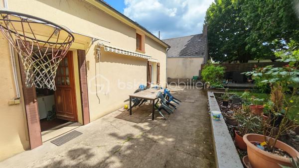 🏡 NOUVEAUTÉ À TORTERON (18) – CHARME DE L’ANCIEN & CONFORT MODERNE ✨
Située dans le département du Cher, la commune de Torteron offre un cadre de vie paisible et verdoyant, idéal pour les amoureux de nature et de tranquillité. 

✔ À seulement 23 km de Nevers
✔ École primaire à 5 minutes à pied
✔ Arrêt de bus à 100 mètres avec transports scolaires pour collège et lycée
✔ Environnement calme et agréable

🏠 Charmante maison des années 1870 – 123 m² habitables environ
Cette maison de caractère, répartie sur deux niveaux, allie le charme de l’ancien et le confort moderne.

🔹 Rez-de-chaussée

	• Entrée 
	• Cuisine ouverte sur salle à manger de 35 m² avec accès direct au jardin 
	• Salon chaleureux 
	• Salle d’eau avec douche à l’italienne 
	• WC indépendant 

🔹 Étage

	• Palier desservant 4 chambres de 11 m², 13 m², 11 m² et 13 m² 
	• WC 

🌳 Extérieurs

Sur un terrain de 809 m² entièrement clos et arboré, vous profiterez de :
	• Une agréable terrasse 
	• Une dépendance de 20 m² 
	• Une cour intérieure permettant le stationnement de 2 véhicules 
	• Une borne de recharge pour véhicule électrique ⚡ 

🔥 Confort et équipements

	• Poêle à granulés installé en 2020 
	• Radiateurs électriques 
	• Ballon d’eau chaude électrique de 150 litres 
	• Huisseries en double vitrage 
        • Tous à l'égout
        • Fibre

❤️ Une maison pleine de charme, idéale pour une famille en quête de calme et d’authenticité, tout en bénéficiant d’équipements modernes.
📞 À visiter sans tarder !

Photos supplémentaires disponibles sur BSK IMMOBILIER > Nos conseillers > Julien LELONG.
Informations annonce: