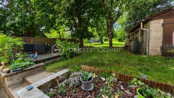 🏡 NOUVEAUTÉ À TORTERON (18) – CHARME DE L’ANCIEN & CONFORT MODERNE ✨
Située dans le département du Cher, la commune de Torteron offre un cadre de vie paisible et verdoyant, idéal pour les amoureux de nature et de tranquillité. 

✔ À seulement 23 km de Nevers
✔ École primaire à 5 minutes à pied
✔ Arrêt de bus à 100 mètres avec transports scolaires pour collège et lycée
✔ Environnement calme et agréable

🏠 Charmante maison des années 1870 – 123 m² habitables environ
Cette maison de caractère, répartie sur deux niveaux, allie le charme de l’ancien et le confort moderne.

🔹 Rez-de-chaussée

	• Entrée 
	• Cuisine ouverte sur salle à manger de 35 m² avec accès direct au jardin 
	• Salon chaleureux 
	• Salle d’eau avec douche à l’italienne 
	• WC indépendant 

🔹 Étage

	• Palier desservant 4 chambres de 11 m², 13 m², 11 m² et 13 m² 
	• WC 

🌳 Extérieurs

Sur un terrain de 809 m² entièrement clos et arboré, vous profiterez de :
	• Une agréable terrasse 
	• Une dépendance de 20 m² 
	• Une cour intérieure permettant le stationnement de 2 véhicules 
	• Une borne de recharge pour véhicule électrique ⚡ 

🔥 Confort et équipements

	• Poêle à granulés installé en 2020 
	• Radiateurs électriques 
	• Ballon d’eau chaude électrique de 150 litres 
	• Huisseries en double vitrage 
        • Tous à l'égout
        • Fibre

❤️ Une maison pleine de charme, idéale pour une famille en quête de calme et d’authenticité, tout en bénéficiant d’équipements modernes.
📞 À visiter sans tarder !

Photos supplémentaires disponibles sur BSK IMMOBILIER > Nos conseillers > Julien LELONG.
Informations annonce: