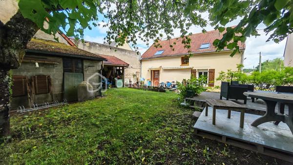 🏡 NOUVEAUTÉ À TORTERON (18) – CHARME DE L’ANCIEN & CONFORT MODERNE ✨
Située dans le département du Cher, la commune de Torteron offre un cadre de vie paisible et verdoyant, idéal pour les amoureux de nature et de tranquillité. 

✔ À seulement 23 km de Nevers
✔ École primaire à 5 minutes à pied
✔ Arrêt de bus à 100 mètres avec transports scolaires pour collège et lycée
✔ Environnement calme et agréable

🏠 Charmante maison des années 1870 – 123 m² habitables environ
Cette maison de caractère, répartie sur deux niveaux, allie le charme de l’ancien et le confort moderne.

🔹 Rez-de-chaussée

	• Entrée 
	• Cuisine ouverte sur salle à manger de 35 m² avec accès direct au jardin 
	• Salon chaleureux 
	• Salle d’eau avec douche à l’italienne 
	• WC indépendant 

🔹 Étage

	• Palier desservant 4 chambres de 11 m², 13 m², 11 m² et 13 m² 
	• WC 

🌳 Extérieurs

Sur un terrain de 809 m² entièrement clos et arboré, vous profiterez de :
	• Une agréable terrasse 
	• Une dépendance de 20 m² 
	• Une cour intérieure permettant le stationnement de 2 véhicules 
	• Une borne de recharge pour véhicule électrique ⚡ 

🔥 Confort et équipements

	• Poêle à granulés installé en 2020 
	• Radiateurs électriques 
	• Ballon d’eau chaude électrique de 150 litres 
	• Huisseries en double vitrage 
        • Tous à l'égout
        • Fibre

❤️ Une maison pleine de charme, idéale pour une famille en quête de calme et d’authenticité, tout en bénéficiant d’équipements modernes.
📞 À visiter sans tarder !

Photos supplémentaires disponibles sur BSK IMMOBILIER > Nos conseillers > Julien LELONG.
Informations annonce: