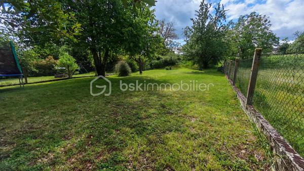 🏡 NOUVEAUTÉ À TORTERON (18) – CHARME DE L’ANCIEN & CONFORT MODERNE ✨
Située dans le département du Cher, la commune de Torteron offre un cadre de vie paisible et verdoyant, idéal pour les amoureux de nature et de tranquillité. 

✔ À seulement 23 km de Nevers
✔ École primaire à 5 minutes à pied
✔ Arrêt de bus à 100 mètres avec transports scolaires pour collège et lycée
✔ Environnement calme et agréable

🏠 Charmante maison des années 1870 – 123 m² habitables environ
Cette maison de caractère, répartie sur deux niveaux, allie le charme de l’ancien et le confort moderne.

🔹 Rez-de-chaussée

	• Entrée 
	• Cuisine ouverte sur salle à manger de 35 m² avec accès direct au jardin 
	• Salon chaleureux 
	• Salle d’eau avec douche à l’italienne 
	• WC indépendant 

🔹 Étage

	• Palier desservant 4 chambres de 11 m², 13 m², 11 m² et 13 m² 
	• WC 

🌳 Extérieurs

Sur un terrain de 809 m² entièrement clos et arboré, vous profiterez de :
	• Une agréable terrasse 
	• Une dépendance de 20 m² 
	• Une cour intérieure permettant le stationnement de 2 véhicules 
	• Une borne de recharge pour véhicule électrique ⚡ 

🔥 Confort et équipements

	• Poêle à granulés installé en 2020 
	• Radiateurs électriques 
	• Ballon d’eau chaude électrique de 150 litres 
	• Huisseries en double vitrage 
        • Tous à l'égout
        • Fibre

❤️ Une maison pleine de charme, idéale pour une famille en quête de calme et d’authenticité, tout en bénéficiant d’équipements modernes.
📞 À visiter sans tarder !

Photos supplémentaires disponibles sur BSK IMMOBILIER > Nos conseillers > Julien LELONG.
Informations annonce: