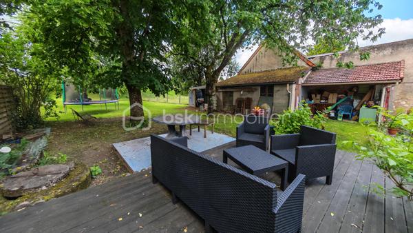 🏡 NOUVEAUTÉ À TORTERON (18) – CHARME DE L’ANCIEN & CONFORT MODERNE ✨
Située dans le département du Cher, la commune de Torteron offre un cadre de vie paisible et verdoyant, idéal pour les amoureux de nature et de tranquillité. 

✔ À seulement 23 km de Nevers
✔ École primaire à 5 minutes à pied
✔ Arrêt de bus à 100 mètres avec transports scolaires pour collège et lycée
✔ Environnement calme et agréable

🏠 Charmante maison des années 1870 – 123 m² habitables environ
Cette maison de caractère, répartie sur deux niveaux, allie le charme de l’ancien et le confort moderne.

🔹 Rez-de-chaussée

	• Entrée 
	• Cuisine ouverte sur salle à manger de 35 m² avec accès direct au jardin 
	• Salon chaleureux 
	• Salle d’eau avec douche à l’italienne 
	• WC indépendant 

🔹 Étage

	• Palier desservant 4 chambres de 11 m², 13 m², 11 m² et 13 m² 
	• WC 

🌳 Extérieurs

Sur un terrain de 809 m² entièrement clos et arboré, vous profiterez de :
	• Une agréable terrasse 
	• Une dépendance de 20 m² 
	• Une cour intérieure permettant le stationnement de 2 véhicules 
	• Une borne de recharge pour véhicule électrique ⚡ 

🔥 Confort et équipements

	• Poêle à granulés installé en 2020 
	• Radiateurs électriques 
	• Ballon d’eau chaude électrique de 150 litres 
	• Huisseries en double vitrage 
        • Tous à l'égout
        • Fibre

❤️ Une maison pleine de charme, idéale pour une famille en quête de calme et d’authenticité, tout en bénéficiant d’équipements modernes.
📞 À visiter sans tarder !

Photos supplémentaires disponibles sur BSK IMMOBILIER > Nos conseillers > Julien LELONG.
Informations annonce: