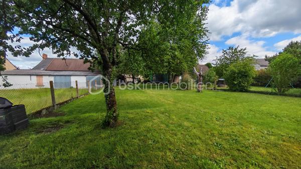 🏡 NOUVEAUTÉ À TORTERON (18) – CHARME DE L’ANCIEN & CONFORT MODERNE ✨
Située dans le département du Cher, la commune de Torteron offre un cadre de vie paisible et verdoyant, idéal pour les amoureux de nature et de tranquillité. 

✔ À seulement 23 km de Nevers
✔ École primaire à 5 minutes à pied
✔ Arrêt de bus à 100 mètres avec transports scolaires pour collège et lycée
✔ Environnement calme et agréable

🏠 Charmante maison des années 1870 – 123 m² habitables environ
Cette maison de caractère, répartie sur deux niveaux, allie le charme de l’ancien et le confort moderne.

🔹 Rez-de-chaussée

	• Entrée 
	• Cuisine ouverte sur salle à manger de 35 m² avec accès direct au jardin 
	• Salon chaleureux 
	• Salle d’eau avec douche à l’italienne 
	• WC indépendant 

🔹 Étage

	• Palier desservant 4 chambres de 11 m², 13 m², 11 m² et 13 m² 
	• WC 

🌳 Extérieurs

Sur un terrain de 809 m² entièrement clos et arboré, vous profiterez de :
	• Une agréable terrasse 
	• Une dépendance de 20 m² 
	• Une cour intérieure permettant le stationnement de 2 véhicules 
	• Une borne de recharge pour véhicule électrique ⚡ 

🔥 Confort et équipements

	• Poêle à granulés installé en 2020 
	• Radiateurs électriques 
	• Ballon d’eau chaude électrique de 150 litres 
	• Huisseries en double vitrage 
        • Tous à l'égout
        • Fibre

❤️ Une maison pleine de charme, idéale pour une famille en quête de calme et d’authenticité, tout en bénéficiant d’équipements modernes.
📞 À visiter sans tarder !

Photos supplémentaires disponibles sur BSK IMMOBILIER > Nos conseillers > Julien LELONG.
Informations annonce: