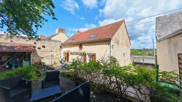 🏡 NOUVEAUTÉ À TORTERON (18) – CHARME DE L’ANCIEN & CONFORT MODERNE ✨
Située dans le département du Cher, la commune de Torteron offre un cadre de vie paisible et verdoyant, idéal pour les amoureux de nature et de tranquillité. 

✔ À seulement 23 km de Nevers
✔ École primaire à 5 minutes à pied
✔ Arrêt de bus à 100 mètres avec transports scolaires pour collège et lycée
✔ Environnement calme et agréable

🏠 Charmante maison des années 1870 – 123 m² habitables environ
Cette maison de caractère, répartie sur deux niveaux, allie le charme de l’ancien et le confort moderne.

🔹 Rez-de-chaussée

	• Entrée 
	• Cuisine ouverte sur salle à manger de 35 m² avec accès direct au jardin 
	• Salon chaleureux 
	• Salle d’eau avec douche à l’italienne 
	• WC indépendant 

🔹 Étage

	• Palier desservant 4 chambres de 11 m², 13 m², 11 m² et 13 m² 
	• WC 

🌳 Extérieurs

Sur un terrain de 809 m² entièrement clos et arboré, vous profiterez de :
	• Une agréable terrasse 
	• Une dépendance de 20 m² 
	• Une cour intérieure permettant le stationnement de 2 véhicules 
	• Une borne de recharge pour véhicule électrique ⚡ 

🔥 Confort et équipements

	• Poêle à granulés installé en 2020 
	• Radiateurs électriques 
	• Ballon d’eau chaude électrique de 150 litres 
	• Huisseries en double vitrage 
        • Tous à l'égout
        • Fibre

❤️ Une maison pleine de charme, idéale pour une famille en quête de calme et d’authenticité, tout en bénéficiant d’équipements modernes.
📞 À visiter sans tarder !

Photos supplémentaires disponibles sur BSK IMMOBILIER > Nos conseillers > Julien LELONG.
Informations annonce: