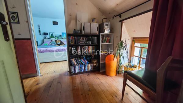 🏡 NOUVEAUTÉ À TORTERON (18) – CHARME DE L’ANCIEN & CONFORT MODERNE ✨
Située dans le département du Cher, la commune de Torteron offre un cadre de vie paisible et verdoyant, idéal pour les amoureux de nature et de tranquillité. 

✔ À seulement 23 km de Nevers
✔ École primaire à 5 minutes à pied
✔ Arrêt de bus à 100 mètres avec transports scolaires pour collège et lycée
✔ Environnement calme et agréable

🏠 Charmante maison des années 1870 – 123 m² habitables environ
Cette maison de caractère, répartie sur deux niveaux, allie le charme de l’ancien et le confort moderne.

🔹 Rez-de-chaussée

	• Entrée 
	• Cuisine ouverte sur salle à manger de 35 m² avec accès direct au jardin 
	• Salon chaleureux 
	• Salle d’eau avec douche à l’italienne 
	• WC indépendant 

🔹 Étage

	• Palier desservant 4 chambres de 11 m², 13 m², 11 m² et 13 m² 
	• WC 

🌳 Extérieurs

Sur un terrain de 809 m² entièrement clos et arboré, vous profiterez de :
	• Une agréable terrasse 
	• Une dépendance de 20 m² 
	• Une cour intérieure permettant le stationnement de 2 véhicules 
	• Une borne de recharge pour véhicule électrique ⚡ 

🔥 Confort et équipements

	• Poêle à granulés installé en 2020 
	• Radiateurs électriques 
	• Ballon d’eau chaude électrique de 150 litres 
	• Huisseries en double vitrage 
        • Tous à l'égout
        • Fibre

❤️ Une maison pleine de charme, idéale pour une famille en quête de calme et d’authenticité, tout en bénéficiant d’équipements modernes.
📞 À visiter sans tarder !

Photos supplémentaires disponibles sur BSK IMMOBILIER > Nos conseillers > Julien LELONG.
Informations annonce: