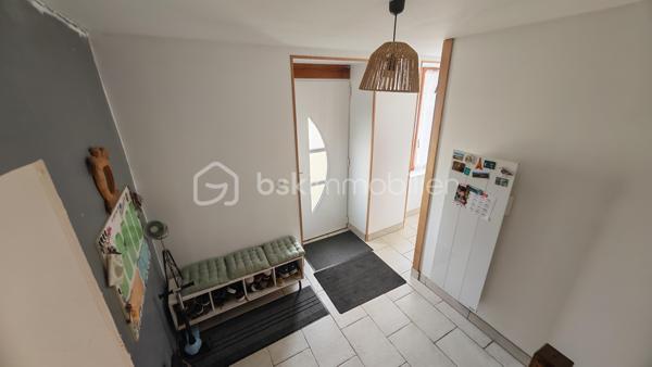 🏡 NOUVEAUTÉ À TORTERON (18) – CHARME DE L’ANCIEN & CONFORT MODERNE ✨
Située dans le département du Cher, la commune de Torteron offre un cadre de vie paisible et verdoyant, idéal pour les amoureux de nature et de tranquillité. 

✔ À seulement 23 km de Nevers
✔ École primaire à 5 minutes à pied
✔ Arrêt de bus à 100 mètres avec transports scolaires pour collège et lycée
✔ Environnement calme et agréable

🏠 Charmante maison des années 1870 – 123 m² habitables environ
Cette maison de caractère, répartie sur deux niveaux, allie le charme de l’ancien et le confort moderne.

🔹 Rez-de-chaussée

	• Entrée 
	• Cuisine ouverte sur salle à manger de 35 m² avec accès direct au jardin 
	• Salon chaleureux 
	• Salle d’eau avec douche à l’italienne 
	• WC indépendant 

🔹 Étage

	• Palier desservant 4 chambres de 11 m², 13 m², 11 m² et 13 m² 
	• WC 

🌳 Extérieurs

Sur un terrain de 809 m² entièrement clos et arboré, vous profiterez de :
	• Une agréable terrasse 
	• Une dépendance de 20 m² 
	• Une cour intérieure permettant le stationnement de 2 véhicules 
	• Une borne de recharge pour véhicule électrique ⚡ 

🔥 Confort et équipements

	• Poêle à granulés installé en 2020 
	• Radiateurs électriques 
	• Ballon d’eau chaude électrique de 150 litres 
	• Huisseries en double vitrage 
        • Tous à l'égout
        • Fibre

❤️ Une maison pleine de charme, idéale pour une famille en quête de calme et d’authenticité, tout en bénéficiant d’équipements modernes.
📞 À visiter sans tarder !

Photos supplémentaires disponibles sur BSK IMMOBILIER > Nos conseillers > Julien LELONG.
Informations annonce: