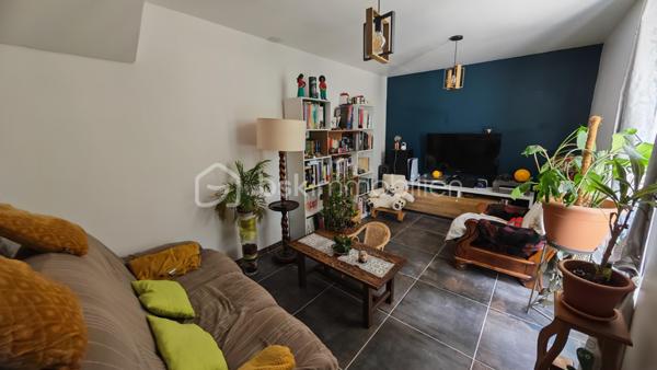 🏡 NOUVEAUTÉ À TORTERON (18) – CHARME DE L’ANCIEN & CONFORT MODERNE ✨
Située dans le département du Cher, la commune de Torteron offre un cadre de vie paisible et verdoyant, idéal pour les amoureux de nature et de tranquillité. 

✔ À seulement 23 km de Nevers
✔ École primaire à 5 minutes à pied
✔ Arrêt de bus à 100 mètres avec transports scolaires pour collège et lycée
✔ Environnement calme et agréable

🏠 Charmante maison des années 1870 – 123 m² habitables environ
Cette maison de caractère, répartie sur deux niveaux, allie le charme de l’ancien et le confort moderne.

🔹 Rez-de-chaussée

	• Entrée 
	• Cuisine ouverte sur salle à manger de 35 m² avec accès direct au jardin 
	• Salon chaleureux 
	• Salle d’eau avec douche à l’italienne 
	• WC indépendant 

🔹 Étage

	• Palier desservant 4 chambres de 11 m², 13 m², 11 m² et 13 m² 
	• WC 

🌳 Extérieurs

Sur un terrain de 809 m² entièrement clos et arboré, vous profiterez de :
	• Une agréable terrasse 
	• Une dépendance de 20 m² 
	• Une cour intérieure permettant le stationnement de 2 véhicules 
	• Une borne de recharge pour véhicule électrique ⚡ 

🔥 Confort et équipements

	• Poêle à granulés installé en 2020 
	• Radiateurs électriques 
	• Ballon d’eau chaude électrique de 150 litres 
	• Huisseries en double vitrage 
        • Tous à l'égout
        • Fibre

❤️ Une maison pleine de charme, idéale pour une famille en quête de calme et d’authenticité, tout en bénéficiant d’équipements modernes.
📞 À visiter sans tarder !

Photos supplémentaires disponibles sur BSK IMMOBILIER > Nos conseillers > Julien LELONG.
Informations annonce: