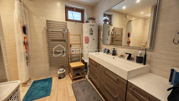 🏡 NOUVEAUTÉ À TORTERON (18) – CHARME DE L’ANCIEN & CONFORT MODERNE ✨
Située dans le département du Cher, la commune de Torteron offre un cadre de vie paisible et verdoyant, idéal pour les amoureux de nature et de tranquillité. 

✔ À seulement 23 km de Nevers
✔ École primaire à 5 minutes à pied
✔ Arrêt de bus à 100 mètres avec transports scolaires pour collège et lycée
✔ Environnement calme et agréable

🏠 Charmante maison des années 1870 – 123 m² habitables environ
Cette maison de caractère, répartie sur deux niveaux, allie le charme de l’ancien et le confort moderne.

🔹 Rez-de-chaussée

	• Entrée 
	• Cuisine ouverte sur salle à manger de 35 m² avec accès direct au jardin 
	• Salon chaleureux 
	• Salle d’eau avec douche à l’italienne 
	• WC indépendant 

🔹 Étage

	• Palier desservant 4 chambres de 11 m², 13 m², 11 m² et 13 m² 
	• WC 

🌳 Extérieurs

Sur un terrain de 809 m² entièrement clos et arboré, vous profiterez de :
	• Une agréable terrasse 
	• Une dépendance de 20 m² 
	• Une cour intérieure permettant le stationnement de 2 véhicules 
	• Une borne de recharge pour véhicule électrique ⚡ 

🔥 Confort et équipements

	• Poêle à granulés installé en 2020 
	• Radiateurs électriques 
	• Ballon d’eau chaude électrique de 150 litres 
	• Huisseries en double vitrage 
        • Tous à l'égout
        • Fibre

❤️ Une maison pleine de charme, idéale pour une famille en quête de calme et d’authenticité, tout en bénéficiant d’équipements modernes.
📞 À visiter sans tarder !

Photos supplémentaires disponibles sur BSK IMMOBILIER > Nos conseillers > Julien LELONG.
Informations annonce: