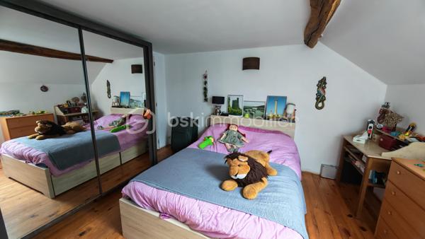 🏡 NOUVEAUTÉ À TORTERON (18) – CHARME DE L’ANCIEN & CONFORT MODERNE ✨
Située dans le département du Cher, la commune de Torteron offre un cadre de vie paisible et verdoyant, idéal pour les amoureux de nature et de tranquillité. 

✔ À seulement 23 km de Nevers
✔ École primaire à 5 minutes à pied
✔ Arrêt de bus à 100 mètres avec transports scolaires pour collège et lycée
✔ Environnement calme et agréable

🏠 Charmante maison des années 1870 – 123 m² habitables environ
Cette maison de caractère, répartie sur deux niveaux, allie le charme de l’ancien et le confort moderne.

🔹 Rez-de-chaussée

	• Entrée 
	• Cuisine ouverte sur salle à manger de 35 m² avec accès direct au jardin 
	• Salon chaleureux 
	• Salle d’eau avec douche à l’italienne 
	• WC indépendant 

🔹 Étage

	• Palier desservant 4 chambres de 11 m², 13 m², 11 m² et 13 m² 
	• WC 

🌳 Extérieurs

Sur un terrain de 809 m² entièrement clos et arboré, vous profiterez de :
	• Une agréable terrasse 
	• Une dépendance de 20 m² 
	• Une cour intérieure permettant le stationnement de 2 véhicules 
	• Une borne de recharge pour véhicule électrique ⚡ 

🔥 Confort et équipements

	• Poêle à granulés installé en 2020 
	• Radiateurs électriques 
	• Ballon d’eau chaude électrique de 150 litres 
	• Huisseries en double vitrage 
        • Tous à l'égout
        • Fibre

❤️ Une maison pleine de charme, idéale pour une famille en quête de calme et d’authenticité, tout en bénéficiant d’équipements modernes.
📞 À visiter sans tarder !

Photos supplémentaires disponibles sur BSK IMMOBILIER > Nos conseillers > Julien LELONG.
Informations annonce: