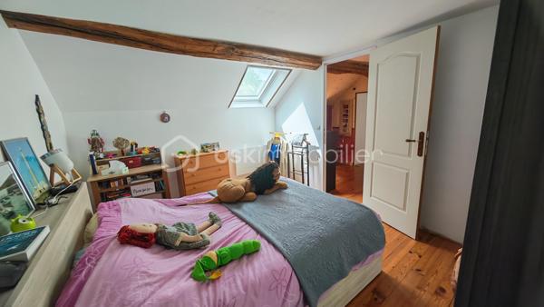🏡 NOUVEAUTÉ À TORTERON (18) – CHARME DE L’ANCIEN & CONFORT MODERNE ✨
Située dans le département du Cher, la commune de Torteron offre un cadre de vie paisible et verdoyant, idéal pour les amoureux de nature et de tranquillité. 

✔ À seulement 23 km de Nevers
✔ École primaire à 5 minutes à pied
✔ Arrêt de bus à 100 mètres avec transports scolaires pour collège et lycée
✔ Environnement calme et agréable

🏠 Charmante maison des années 1870 – 123 m² habitables environ
Cette maison de caractère, répartie sur deux niveaux, allie le charme de l’ancien et le confort moderne.

🔹 Rez-de-chaussée

	• Entrée 
	• Cuisine ouverte sur salle à manger de 35 m² avec accès direct au jardin 
	• Salon chaleureux 
	• Salle d’eau avec douche à l’italienne 
	• WC indépendant 

🔹 Étage

	• Palier desservant 4 chambres de 11 m², 13 m², 11 m² et 13 m² 
	• WC 

🌳 Extérieurs

Sur un terrain de 809 m² entièrement clos et arboré, vous profiterez de :
	• Une agréable terrasse 
	• Une dépendance de 20 m² 
	• Une cour intérieure permettant le stationnement de 2 véhicules 
	• Une borne de recharge pour véhicule électrique ⚡ 

🔥 Confort et équipements

	• Poêle à granulés installé en 2020 
	• Radiateurs électriques 
	• Ballon d’eau chaude électrique de 150 litres 
	• Huisseries en double vitrage 
        • Tous à l'égout
        • Fibre

❤️ Une maison pleine de charme, idéale pour une famille en quête de calme et d’authenticité, tout en bénéficiant d’équipements modernes.
📞 À visiter sans tarder !

Photos supplémentaires disponibles sur BSK IMMOBILIER > Nos conseillers > Julien LELONG.
Informations annonce: