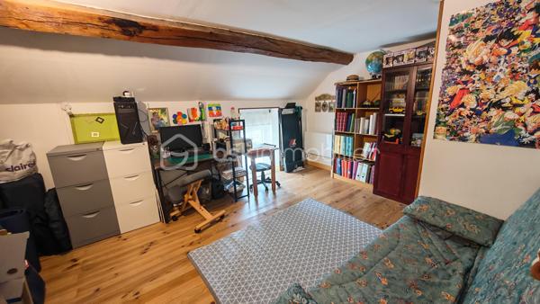 🏡 NOUVEAUTÉ À TORTERON (18) – CHARME DE L’ANCIEN & CONFORT MODERNE ✨
Située dans le département du Cher, la commune de Torteron offre un cadre de vie paisible et verdoyant, idéal pour les amoureux de nature et de tranquillité. 

✔ À seulement 23 km de Nevers
✔ École primaire à 5 minutes à pied
✔ Arrêt de bus à 100 mètres avec transports scolaires pour collège et lycée
✔ Environnement calme et agréable

🏠 Charmante maison des années 1870 – 123 m² habitables environ
Cette maison de caractère, répartie sur deux niveaux, allie le charme de l’ancien et le confort moderne.

🔹 Rez-de-chaussée

	• Entrée 
	• Cuisine ouverte sur salle à manger de 35 m² avec accès direct au jardin 
	• Salon chaleureux 
	• Salle d’eau avec douche à l’italienne 
	• WC indépendant 

🔹 Étage

	• Palier desservant 4 chambres de 11 m², 13 m², 11 m² et 13 m² 
	• WC 

🌳 Extérieurs

Sur un terrain de 809 m² entièrement clos et arboré, vous profiterez de :
	• Une agréable terrasse 
	• Une dépendance de 20 m² 
	• Une cour intérieure permettant le stationnement de 2 véhicules 
	• Une borne de recharge pour véhicule électrique ⚡ 

🔥 Confort et équipements

	• Poêle à granulés installé en 2020 
	• Radiateurs électriques 
	• Ballon d’eau chaude électrique de 150 litres 
	• Huisseries en double vitrage 
        • Tous à l'égout
        • Fibre

❤️ Une maison pleine de charme, idéale pour une famille en quête de calme et d’authenticité, tout en bénéficiant d’équipements modernes.
📞 À visiter sans tarder !

Photos supplémentaires disponibles sur BSK IMMOBILIER > Nos conseillers > Julien LELONG.
Informations annonce: