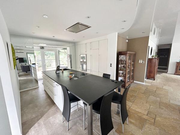 Maison 7 pièce(s) sur sous-sol et avec vue dégagée