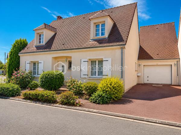 Dans un environnement calme et recherché, au sein d'une résidence privée, découvrez cette belle maison familiale de 149 m² où il ne vous reste plus qu'à poser vos valises.
Dès votre arrivée, vous serez séduits par ses volumes généreux, sa luminosité et son ambiance chaleureuse. Une vaste entrée dessert les espaces de vie composés d'un salon-séjour convivial, d'une cuisine moderne aménagée et équipée ainsi qu'une suite parentale offrant un véritable confort de vie de plain-pied. Un WC indépendant complète ce niveau.
À l'étage, vous retrouverez trois belles chambres, une salle de bains ainsi qu'un second WC indépendant.
La maison dispose également d'un garage attenant de 33 m² avec porte motorisée. Au-dessus, un grand bureau indépendant offre un espace idéal pour le télétravail, une activité professionnelle ou encore une salle de loisirs selon vos envies.
À l'extérieur, le terrain clos d'environ 300 m² et son chalet de jardin vous permettront de profiter pleinement des beaux jours en famille ou entre amis.
Les prestations sont au rendez-vous :

Pompe à chaleur air/eau
DPE B
Volets roulants électriques
Adoucisseur d'eau
Tout-à-l'égout
Garage attenant avec porte motorisée
Maison parfaitement entretenue

Un bien rare sur le secteur, offrant confort, espace et performance énergétique.
Pour plus d'informations ou organiser une visite, contactez-moi sans attendre.