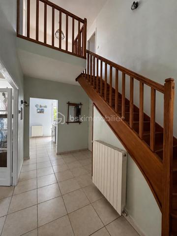 Dans un environnement calme et recherché, au sein d'une résidence privée, découvrez cette belle maison familiale de 149 m² où il ne vous reste plus qu'à poser vos valises.
Dès votre arrivée, vous serez séduits par ses volumes généreux, sa luminosité et son ambiance chaleureuse. Une vaste entrée dessert les espaces de vie composés d'un salon-séjour convivial, d'une cuisine moderne aménagée et équipée ainsi qu'une suite parentale offrant un véritable confort de vie de plain-pied. Un WC indépendant complète ce niveau.
À l'étage, vous retrouverez trois belles chambres, une salle de bains ainsi qu'un second WC indépendant.
La maison dispose également d'un garage attenant de 33 m² avec porte motorisée. Au-dessus, un grand bureau indépendant offre un espace idéal pour le télétravail, une activité professionnelle ou encore une salle de loisirs selon vos envies.
À l'extérieur, le terrain clos d'environ 300 m² et son chalet de jardin vous permettront de profiter pleinement des beaux jours en famille ou entre amis.
Les prestations sont au rendez-vous :

Pompe à chaleur air/eau
DPE B
Volets roulants électriques
Adoucisseur d'eau
Tout-à-l'égout
Garage attenant avec porte motorisée
Maison parfaitement entretenue

Un bien rare sur le secteur, offrant confort, espace et performance énergétique.
Pour plus d'informations ou organiser une visite, contactez-moi sans attendre.