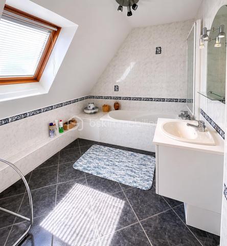 Dans un environnement calme et recherché, au sein d'une résidence privée, découvrez cette belle maison familiale de 149 m² où il ne vous reste plus qu'à poser vos valises.
Dès votre arrivée, vous serez séduits par ses volumes généreux, sa luminosité et son ambiance chaleureuse. Une vaste entrée dessert les espaces de vie composés d'un salon-séjour convivial, d'une cuisine moderne aménagée et équipée ainsi qu'une suite parentale offrant un véritable confort de vie de plain-pied. Un WC indépendant complète ce niveau.
À l'étage, vous retrouverez trois belles chambres, une salle de bains ainsi qu'un second WC indépendant.
La maison dispose également d'un garage attenant de 33 m² avec porte motorisée. Au-dessus, un grand bureau indépendant offre un espace idéal pour le télétravail, une activité professionnelle ou encore une salle de loisirs selon vos envies.
À l'extérieur, le terrain clos d'environ 300 m² et son chalet de jardin vous permettront de profiter pleinement des beaux jours en famille ou entre amis.
Les prestations sont au rendez-vous :

Pompe à chaleur air/eau
DPE B
Volets roulants électriques
Adoucisseur d'eau
Tout-à-l'égout
Garage attenant avec porte motorisée
Maison parfaitement entretenue

Un bien rare sur le secteur, offrant confort, espace et performance énergétique.
Pour plus d'informations ou organiser une visite, contactez-moi sans attendre.