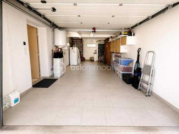 Dans un environnement calme et recherché, au sein d'une résidence privée, découvrez cette belle maison familiale de 149 m² où il ne vous reste plus qu'à poser vos valises.
Dès votre arrivée, vous serez séduits par ses volumes généreux, sa luminosité et son ambiance chaleureuse. Une vaste entrée dessert les espaces de vie composés d'un salon-séjour convivial, d'une cuisine moderne aménagée et équipée ainsi qu'une suite parentale offrant un véritable confort de vie de plain-pied. Un WC indépendant complète ce niveau.
À l'étage, vous retrouverez trois belles chambres, une salle de bains ainsi qu'un second WC indépendant.
La maison dispose également d'un garage attenant de 33 m² avec porte motorisée. Au-dessus, un grand bureau indépendant offre un espace idéal pour le télétravail, une activité professionnelle ou encore une salle de loisirs selon vos envies.
À l'extérieur, le terrain clos d'environ 300 m² et son chalet de jardin vous permettront de profiter pleinement des beaux jours en famille ou entre amis.
Les prestations sont au rendez-vous :

Pompe à chaleur air/eau
DPE B
Volets roulants électriques
Adoucisseur d'eau
Tout-à-l'égout
Garage attenant avec porte motorisée
Maison parfaitement entretenue

Un bien rare sur le secteur, offrant confort, espace et performance énergétique.
Pour plus d'informations ou organiser une visite, contactez-moi sans attendre.