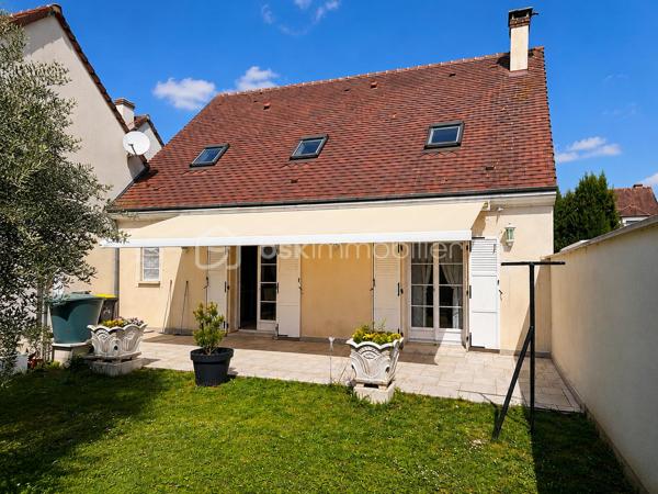 Dans un environnement calme et recherché, au sein d'une résidence privée, découvrez cette belle maison familiale de 149 m² où il ne vous reste plus qu'à poser vos valises.
Dès votre arrivée, vous serez séduits par ses volumes généreux, sa luminosité et son ambiance chaleureuse. Une vaste entrée dessert les espaces de vie composés d'un salon-séjour convivial, d'une cuisine moderne aménagée et équipée ainsi qu'une suite parentale offrant un véritable confort de vie de plain-pied. Un WC indépendant complète ce niveau.
À l'étage, vous retrouverez trois belles chambres, une salle de bains ainsi qu'un second WC indépendant.
La maison dispose également d'un garage attenant de 33 m² avec porte motorisée. Au-dessus, un grand bureau indépendant offre un espace idéal pour le télétravail, une activité professionnelle ou encore une salle de loisirs selon vos envies.
À l'extérieur, le terrain clos d'environ 300 m² et son chalet de jardin vous permettront de profiter pleinement des beaux jours en famille ou entre amis.
Les prestations sont au rendez-vous :

Pompe à chaleur air/eau
DPE B
Volets roulants électriques
Adoucisseur d'eau
Tout-à-l'égout
Garage attenant avec porte motorisée
Maison parfaitement entretenue

Un bien rare sur le secteur, offrant confort, espace et performance énergétique.
Pour plus d'informations ou organiser une visite, contactez-moi sans attendre.