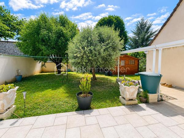 Dans un environnement calme et recherché, au sein d'une résidence privée, découvrez cette belle maison familiale de 149 m² où il ne vous reste plus qu'à poser vos valises.
Dès votre arrivée, vous serez séduits par ses volumes généreux, sa luminosité et son ambiance chaleureuse. Une vaste entrée dessert les espaces de vie composés d'un salon-séjour convivial, d'une cuisine moderne aménagée et équipée ainsi qu'une suite parentale offrant un véritable confort de vie de plain-pied. Un WC indépendant complète ce niveau.
À l'étage, vous retrouverez trois belles chambres, une salle de bains ainsi qu'un second WC indépendant.
La maison dispose également d'un garage attenant de 33 m² avec porte motorisée. Au-dessus, un grand bureau indépendant offre un espace idéal pour le télétravail, une activité professionnelle ou encore une salle de loisirs selon vos envies.
À l'extérieur, le terrain clos d'environ 300 m² et son chalet de jardin vous permettront de profiter pleinement des beaux jours en famille ou entre amis.
Les prestations sont au rendez-vous :

Pompe à chaleur air/eau
DPE B
Volets roulants électriques
Adoucisseur d'eau
Tout-à-l'égout
Garage attenant avec porte motorisée
Maison parfaitement entretenue

Un bien rare sur le secteur, offrant confort, espace et performance énergétique.
Pour plus d'informations ou organiser une visite, contactez-moi sans attendre.
