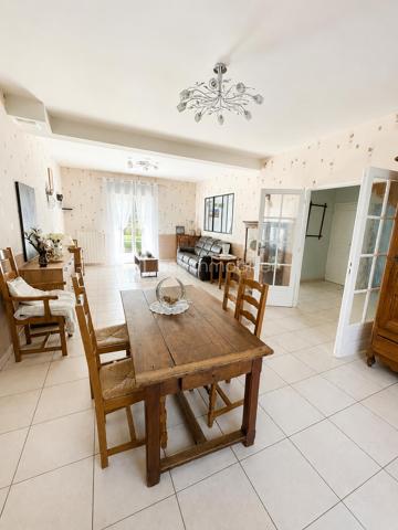 Dans un environnement calme et recherché, au sein d'une résidence privée, découvrez cette belle maison familiale de 149 m² où il ne vous reste plus qu'à poser vos valises.
Dès votre arrivée, vous serez séduits par ses volumes généreux, sa luminosité et son ambiance chaleureuse. Une vaste entrée dessert les espaces de vie composés d'un salon-séjour convivial, d'une cuisine moderne aménagée et équipée ainsi qu'une suite parentale offrant un véritable confort de vie de plain-pied. Un WC indépendant complète ce niveau.
À l'étage, vous retrouverez trois belles chambres, une salle de bains ainsi qu'un second WC indépendant.
La maison dispose également d'un garage attenant de 33 m² avec porte motorisée. Au-dessus, un grand bureau indépendant offre un espace idéal pour le télétravail, une activité professionnelle ou encore une salle de loisirs selon vos envies.
À l'extérieur, le terrain clos d'environ 300 m² et son chalet de jardin vous permettront de profiter pleinement des beaux jours en famille ou entre amis.
Les prestations sont au rendez-vous :

Pompe à chaleur air/eau
DPE B
Volets roulants électriques
Adoucisseur d'eau
Tout-à-l'égout
Garage attenant avec porte motorisée
Maison parfaitement entretenue

Un bien rare sur le secteur, offrant confort, espace et performance énergétique.
Pour plus d'informations ou organiser une visite, contactez-moi sans attendre.