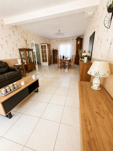 Dans un environnement calme et recherché, au sein d'une résidence privée, découvrez cette belle maison familiale de 149 m² où il ne vous reste plus qu'à poser vos valises.
Dès votre arrivée, vous serez séduits par ses volumes généreux, sa luminosité et son ambiance chaleureuse. Une vaste entrée dessert les espaces de vie composés d'un salon-séjour convivial, d'une cuisine moderne aménagée et équipée ainsi qu'une suite parentale offrant un véritable confort de vie de plain-pied. Un WC indépendant complète ce niveau.
À l'étage, vous retrouverez trois belles chambres, une salle de bains ainsi qu'un second WC indépendant.
La maison dispose également d'un garage attenant de 33 m² avec porte motorisée. Au-dessus, un grand bureau indépendant offre un espace idéal pour le télétravail, une activité professionnelle ou encore une salle de loisirs selon vos envies.
À l'extérieur, le terrain clos d'environ 300 m² et son chalet de jardin vous permettront de profiter pleinement des beaux jours en famille ou entre amis.
Les prestations sont au rendez-vous :

Pompe à chaleur air/eau
DPE B
Volets roulants électriques
Adoucisseur d'eau
Tout-à-l'égout
Garage attenant avec porte motorisée
Maison parfaitement entretenue

Un bien rare sur le secteur, offrant confort, espace et performance énergétique.
Pour plus d'informations ou organiser une visite, contactez-moi sans attendre.