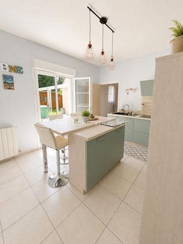Dans un environnement calme et recherché, au sein d'une résidence privée, découvrez cette belle maison familiale de 149 m² où il ne vous reste plus qu'à poser vos valises.
Dès votre arrivée, vous serez séduits par ses volumes généreux, sa luminosité et son ambiance chaleureuse. Une vaste entrée dessert les espaces de vie composés d'un salon-séjour convivial, d'une cuisine moderne aménagée et équipée ainsi qu'une suite parentale offrant un véritable confort de vie de plain-pied. Un WC indépendant complète ce niveau.
À l'étage, vous retrouverez trois belles chambres, une salle de bains ainsi qu'un second WC indépendant.
La maison dispose également d'un garage attenant de 33 m² avec porte motorisée. Au-dessus, un grand bureau indépendant offre un espace idéal pour le télétravail, une activité professionnelle ou encore une salle de loisirs selon vos envies.
À l'extérieur, le terrain clos d'environ 300 m² et son chalet de jardin vous permettront de profiter pleinement des beaux jours en famille ou entre amis.
Les prestations sont au rendez-vous :

Pompe à chaleur air/eau
DPE B
Volets roulants électriques
Adoucisseur d'eau
Tout-à-l'égout
Garage attenant avec porte motorisée
Maison parfaitement entretenue

Un bien rare sur le secteur, offrant confort, espace et performance énergétique.
Pour plus d'informations ou organiser une visite, contactez-moi sans attendre.