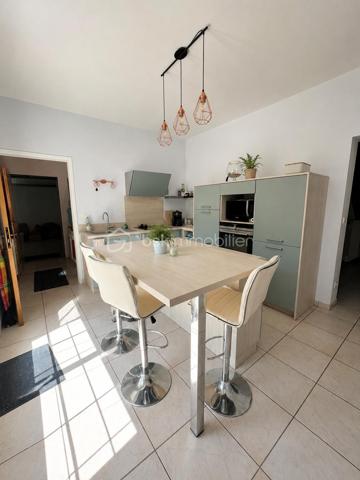 Dans un environnement calme et recherché, au sein d'une résidence privée, découvrez cette belle maison familiale de 149 m² où il ne vous reste plus qu'à poser vos valises.
Dès votre arrivée, vous serez séduits par ses volumes généreux, sa luminosité et son ambiance chaleureuse. Une vaste entrée dessert les espaces de vie composés d'un salon-séjour convivial, d'une cuisine moderne aménagée et équipée ainsi qu'une suite parentale offrant un véritable confort de vie de plain-pied. Un WC indépendant complète ce niveau.
À l'étage, vous retrouverez trois belles chambres, une salle de bains ainsi qu'un second WC indépendant.
La maison dispose également d'un garage attenant de 33 m² avec porte motorisée. Au-dessus, un grand bureau indépendant offre un espace idéal pour le télétravail, une activité professionnelle ou encore une salle de loisirs selon vos envies.
À l'extérieur, le terrain clos d'environ 300 m² et son chalet de jardin vous permettront de profiter pleinement des beaux jours en famille ou entre amis.
Les prestations sont au rendez-vous :

Pompe à chaleur air/eau
DPE B
Volets roulants électriques
Adoucisseur d'eau
Tout-à-l'égout
Garage attenant avec porte motorisée
Maison parfaitement entretenue

Un bien rare sur le secteur, offrant confort, espace et performance énergétique.
Pour plus d'informations ou organiser une visite, contactez-moi sans attendre.