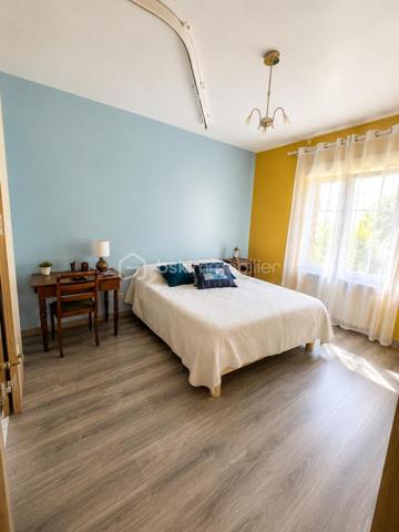Dans un environnement calme et recherché, au sein d'une résidence privée, découvrez cette belle maison familiale de 149 m² où il ne vous reste plus qu'à poser vos valises.
Dès votre arrivée, vous serez séduits par ses volumes généreux, sa luminosité et son ambiance chaleureuse. Une vaste entrée dessert les espaces de vie composés d'un salon-séjour convivial, d'une cuisine moderne aménagée et équipée ainsi qu'une suite parentale offrant un véritable confort de vie de plain-pied. Un WC indépendant complète ce niveau.
À l'étage, vous retrouverez trois belles chambres, une salle de bains ainsi qu'un second WC indépendant.
La maison dispose également d'un garage attenant de 33 m² avec porte motorisée. Au-dessus, un grand bureau indépendant offre un espace idéal pour le télétravail, une activité professionnelle ou encore une salle de loisirs selon vos envies.
À l'extérieur, le terrain clos d'environ 300 m² et son chalet de jardin vous permettront de profiter pleinement des beaux jours en famille ou entre amis.
Les prestations sont au rendez-vous :

Pompe à chaleur air/eau
DPE B
Volets roulants électriques
Adoucisseur d'eau
Tout-à-l'égout
Garage attenant avec porte motorisée
Maison parfaitement entretenue

Un bien rare sur le secteur, offrant confort, espace et performance énergétique.
Pour plus d'informations ou organiser une visite, contactez-moi sans attendre.