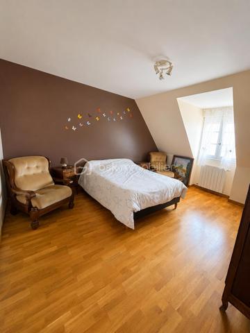 Dans un environnement calme et recherché, au sein d'une résidence privée, découvrez cette belle maison familiale de 149 m² où il ne vous reste plus qu'à poser vos valises.
Dès votre arrivée, vous serez séduits par ses volumes généreux, sa luminosité et son ambiance chaleureuse. Une vaste entrée dessert les espaces de vie composés d'un salon-séjour convivial, d'une cuisine moderne aménagée et équipée ainsi qu'une suite parentale offrant un véritable confort de vie de plain-pied. Un WC indépendant complète ce niveau.
À l'étage, vous retrouverez trois belles chambres, une salle de bains ainsi qu'un second WC indépendant.
La maison dispose également d'un garage attenant de 33 m² avec porte motorisée. Au-dessus, un grand bureau indépendant offre un espace idéal pour le télétravail, une activité professionnelle ou encore une salle de loisirs selon vos envies.
À l'extérieur, le terrain clos d'environ 300 m² et son chalet de jardin vous permettront de profiter pleinement des beaux jours en famille ou entre amis.
Les prestations sont au rendez-vous :

Pompe à chaleur air/eau
DPE B
Volets roulants électriques
Adoucisseur d'eau
Tout-à-l'égout
Garage attenant avec porte motorisée
Maison parfaitement entretenue

Un bien rare sur le secteur, offrant confort, espace et performance énergétique.
Pour plus d'informations ou organiser une visite, contactez-moi sans attendre.