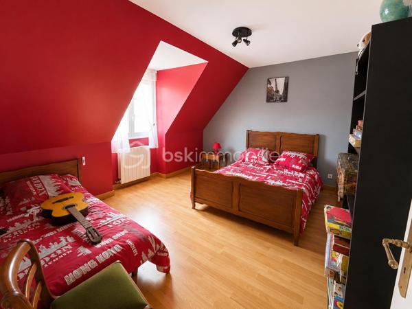 Dans un environnement calme et recherché, au sein d'une résidence privée, découvrez cette belle maison familiale de 149 m² où il ne vous reste plus qu'à poser vos valises.
Dès votre arrivée, vous serez séduits par ses volumes généreux, sa luminosité et son ambiance chaleureuse. Une vaste entrée dessert les espaces de vie composés d'un salon-séjour convivial, d'une cuisine moderne aménagée et équipée ainsi qu'une suite parentale offrant un véritable confort de vie de plain-pied. Un WC indépendant complète ce niveau.
À l'étage, vous retrouverez trois belles chambres, une salle de bains ainsi qu'un second WC indépendant.
La maison dispose également d'un garage attenant de 33 m² avec porte motorisée. Au-dessus, un grand bureau indépendant offre un espace idéal pour le télétravail, une activité professionnelle ou encore une salle de loisirs selon vos envies.
À l'extérieur, le terrain clos d'environ 300 m² et son chalet de jardin vous permettront de profiter pleinement des beaux jours en famille ou entre amis.
Les prestations sont au rendez-vous :

Pompe à chaleur air/eau
DPE B
Volets roulants électriques
Adoucisseur d'eau
Tout-à-l'égout
Garage attenant avec porte motorisée
Maison parfaitement entretenue

Un bien rare sur le secteur, offrant confort, espace et performance énergétique.
Pour plus d'informations ou organiser une visite, contactez-moi sans attendre.