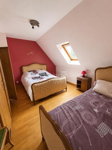 Dans un environnement calme et recherché, au sein d'une résidence privée, découvrez cette belle maison familiale de 149 m² où il ne vous reste plus qu'à poser vos valises.
Dès votre arrivée, vous serez séduits par ses volumes généreux, sa luminosité et son ambiance chaleureuse. Une vaste entrée dessert les espaces de vie composés d'un salon-séjour convivial, d'une cuisine moderne aménagée et équipée ainsi qu'une suite parentale offrant un véritable confort de vie de plain-pied. Un WC indépendant complète ce niveau.
À l'étage, vous retrouverez trois belles chambres, une salle de bains ainsi qu'un second WC indépendant.
La maison dispose également d'un garage attenant de 33 m² avec porte motorisée. Au-dessus, un grand bureau indépendant offre un espace idéal pour le télétravail, une activité professionnelle ou encore une salle de loisirs selon vos envies.
À l'extérieur, le terrain clos d'environ 300 m² et son chalet de jardin vous permettront de profiter pleinement des beaux jours en famille ou entre amis.
Les prestations sont au rendez-vous :

Pompe à chaleur air/eau
DPE B
Volets roulants électriques
Adoucisseur d'eau
Tout-à-l'égout
Garage attenant avec porte motorisée
Maison parfaitement entretenue

Un bien rare sur le secteur, offrant confort, espace et performance énergétique.
Pour plus d'informations ou organiser une visite, contactez-moi sans attendre.