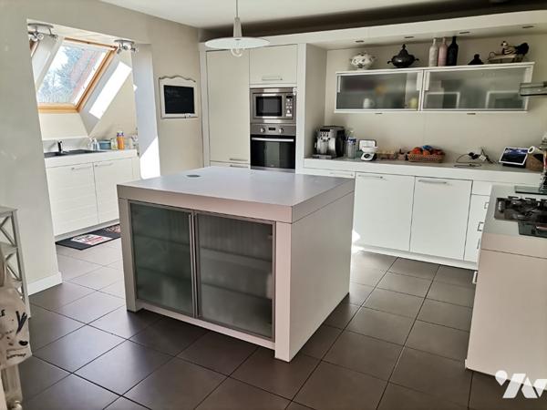 MONTFORT SUR MEU - Centre-ville, maison de 214 m² hab., 6 chambres et terrain de 600 m².