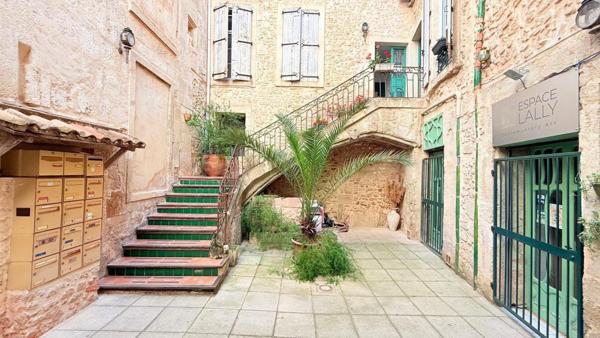 Appartement de caractère avec terrasse – Centre historique de Béziers – Vendu meublé