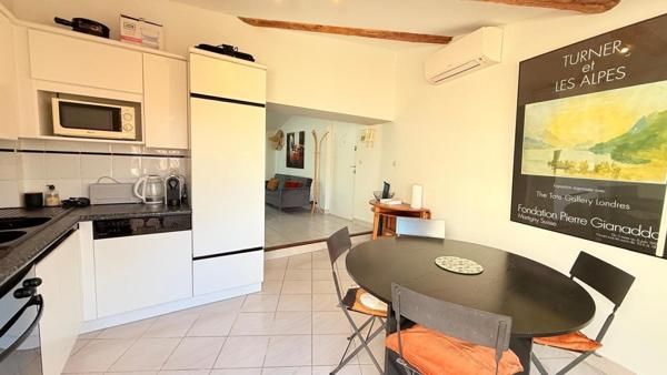 Appartement de caractère avec terrasse – Centre historique de Béziers – Vendu meublé