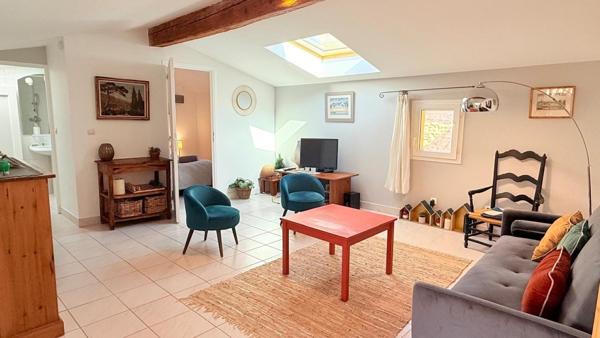 Appartement de caractère avec terrasse – Centre historique de Béziers – Vendu meublé