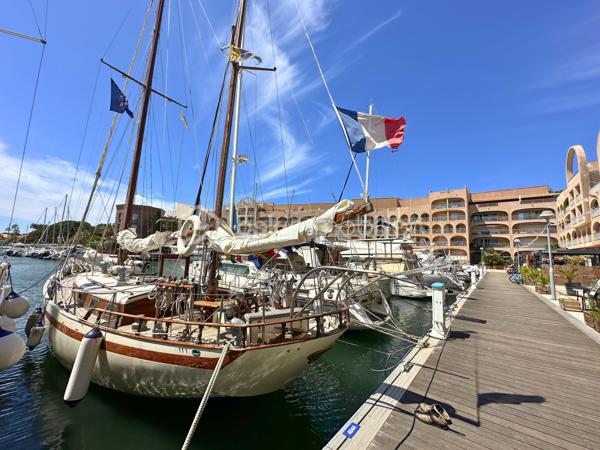 A une minute à pied du Port de HYERES, boutiques et restaurants, Studio rénové avec terrasse idéalement situé.
Venez découvrir ce charmant appartement, dans une résidence sécurisée, avec digicode, caméra, ascenseur. 
Comprenant une entrée avec placards, une salle de bain rénovée avec sèche-serviette, WC, pièce de vie ouverte avec coin cuisine, terrasse de 8m2 avec vue sur le port et aperçu mer, orientée Est. 
Vous serrez charmés.
- Fenêtres double vitrage PVC, volets roulants PVC
- Fibre
- Chauffage collectif électrique
- Charges 126€ mensuels
- Taxe foncière 743€. 
Vidéo de l'appartement sur demande.
Pour une visite, n'hésitez pas : 06.19.94.62.19