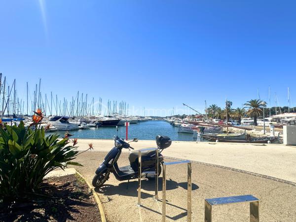 A une minute à pied du Port de HYERES, boutiques et restaurants, Studio rénové avec terrasse idéalement situé.
Venez découvrir ce charmant appartement, dans une résidence sécurisée, avec digicode, caméra, ascenseur. 
Comprenant une entrée avec placards, une salle de bain rénovée avec sèche-serviette, WC, pièce de vie ouverte avec coin cuisine, terrasse de 8m2 avec vue sur le port et aperçu mer, orientée Est. 
Vous serrez charmés.
- Fenêtres double vitrage PVC, volets roulants PVC
- Fibre
- Chauffage collectif électrique
- Charges 126€ mensuels
- Taxe foncière 743€. 
Vidéo de l'appartement sur demande.
Pour une visite, n'hésitez pas : 06.19.94.62.19