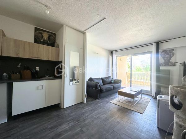 A une minute à pied du Port de HYERES, boutiques et restaurants, Studio rénové avec terrasse idéalement situé.
Venez découvrir ce charmant appartement, dans une résidence sécurisée, avec digicode, caméra, ascenseur. 
Comprenant une entrée avec placards, une salle de bain rénovée avec sèche-serviette, WC, pièce de vie ouverte avec coin cuisine, terrasse de 8m2 avec vue sur le port et aperçu mer, orientée Est. 
Vous serrez charmés.
- Fenêtres double vitrage PVC, volets roulants PVC
- Fibre
- Chauffage collectif électrique
- Charges 126€ mensuels
- Taxe foncière 743€. 
Vidéo de l'appartement sur demande.
Pour une visite, n'hésitez pas : 06.19.94.62.19