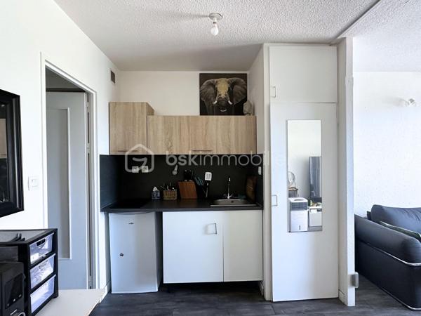 A une minute à pied du Port de HYERES, boutiques et restaurants, Studio rénové avec terrasse idéalement situé.
Venez découvrir ce charmant appartement, dans une résidence sécurisée, avec digicode, caméra, ascenseur. 
Comprenant une entrée avec placards, une salle de bain rénovée avec sèche-serviette, WC, pièce de vie ouverte avec coin cuisine, terrasse de 8m2 avec vue sur le port et aperçu mer, orientée Est. 
Vous serrez charmés.
- Fenêtres double vitrage PVC, volets roulants PVC
- Fibre
- Chauffage collectif électrique
- Charges 126€ mensuels
- Taxe foncière 743€. 
Vidéo de l'appartement sur demande.
Pour une visite, n'hésitez pas : 06.19.94.62.19