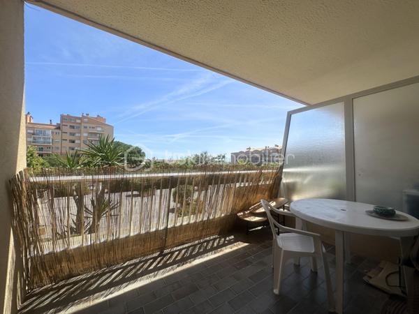 A une minute à pied du Port de HYERES, boutiques et restaurants, Studio rénové avec terrasse idéalement situé.
Venez découvrir ce charmant appartement, dans une résidence sécurisée, avec digicode, caméra, ascenseur. 
Comprenant une entrée avec placards, une salle de bain rénovée avec sèche-serviette, WC, pièce de vie ouverte avec coin cuisine, terrasse de 8m2 avec vue sur le port et aperçu mer, orientée Est. 
Vous serrez charmés.
- Fenêtres double vitrage PVC, volets roulants PVC
- Fibre
- Chauffage collectif électrique
- Charges 126€ mensuels
- Taxe foncière 743€. 
Vidéo de l'appartement sur demande.
Pour une visite, n'hésitez pas : 06.19.94.62.19