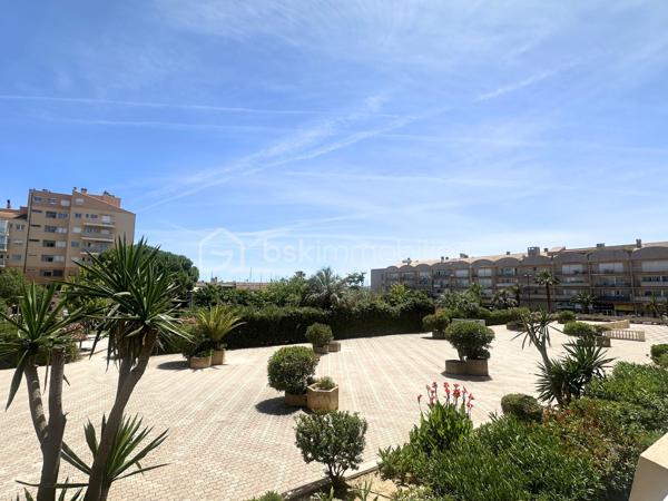 A une minute à pied du Port de HYERES, boutiques et restaurants, Studio rénové avec terrasse idéalement situé.
Venez découvrir ce charmant appartement, dans une résidence sécurisée, avec digicode, caméra, ascenseur. 
Comprenant une entrée avec placards, une salle de bain rénovée avec sèche-serviette, WC, pièce de vie ouverte avec coin cuisine, terrasse de 8m2 avec vue sur le port et aperçu mer, orientée Est. 
Vous serrez charmés.
- Fenêtres double vitrage PVC, volets roulants PVC
- Fibre
- Chauffage collectif électrique
- Charges 126€ mensuels
- Taxe foncière 743€. 
Vidéo de l'appartement sur demande.
Pour une visite, n'hésitez pas : 06.19.94.62.19