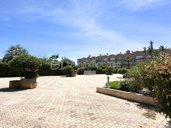 A une minute à pied du Port de HYERES, boutiques et restaurants, Studio rénové avec terrasse idéalement situé.
Venez découvrir ce charmant appartement, dans une résidence sécurisée, avec digicode, caméra, ascenseur. 
Comprenant une entrée avec placards, une salle de bain rénovée avec sèche-serviette, WC, pièce de vie ouverte avec coin cuisine, terrasse de 8m2 avec vue sur le port et aperçu mer, orientée Est. 
Vous serrez charmés.
- Fenêtres double vitrage PVC, volets roulants PVC
- Fibre
- Chauffage collectif électrique
- Charges 126€ mensuels
- Taxe foncière 743€. 
Vidéo de l'appartement sur demande.
Pour une visite, n'hésitez pas : 06.19.94.62.19