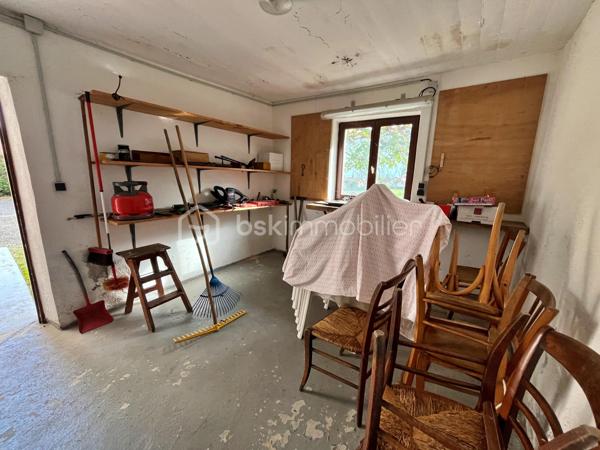 [RARE SUR LE SECTEUR : EXTÉRIEUR EXCEPTIONNEL]
Située dans le village recherché de La Terrasse, découvrez cette maison individuelle édifiée sur une magnifique parcelle de 978 m² entièrement plate et close. Un véritable écrin de verdure, rare sur le marché, qui vous offre une vue panoramique et imprenable sur les massifs de Belledonne et de la Chartreuse.
Avec ses 100 m² habitables à rénover et son potentiel unique, cette bâtisse au charme de l'ancien est l'opportunité parfaite pour créer la maison de vos rêves sur un terrain d'exception.

Les espaces de vie
Au rez-de-chaussée :
Une grande cuisine conviviale de 16 m²
Un séjour lumineux.
Une salle d’eau entièrement rénovée avec douche à l’italienne.
Une cave saine de 23 m².

À l’étage :
4 grandes chambres baignées de lumière avec vue sur Belledonne, idéales pour une famille.
Une salle de bain et des WC indépendants.

Plus de 70 m² de dépendances à exploiter

Le terrain plat permet un accès facile et indépendant à de superbes annexes attenantes :

Une grange de 30 m² (idéale garage, atelier mécanique ou extension).
Un atelier de 20 m² (parfait pour le télétravail ou une activité libérale).
Un abri de 20 m² (idéal carport pour abriter plusieurs véhicules).

Côté technique & budget :
Travaux de rénovation globale à prévoir : l'occasion idéale de configurer les volumes selon vos envies et de valoriser fortement ce patrimoine sur une si belle parcelle.
Raccordement au tout-à-l’égout à prévoir.

Les terrains plats de près de 1 000 m² avec une telle vue sont extrêmement recherchés dans la vallée du Grésivaudan. Ne laissez pas passer cette opportunité.

Contactez-moi dès maintenant pour organiser une visite de ce superbe extérieur !