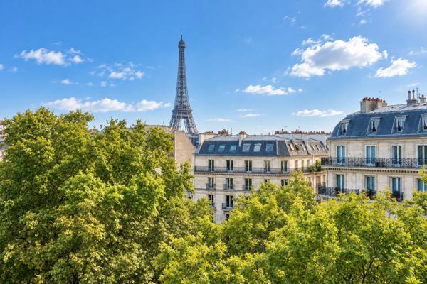 Magnifique appartement haussmannien de 4 suites, climatisé avec une vue exceptionnelle sur laTour Eiffel